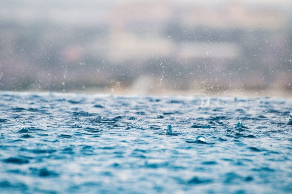 Regenwasser und Sturm – Was Poolbesitzer beachten sollten